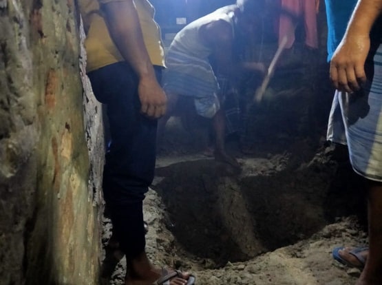 कमरे से आ रही थी दुर्गंध, जब खोदा गया तो पुलिस भी रह गई हैरान