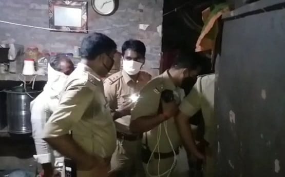 कमरे से आ रही थी दुर्गंध, जब खोदा गया तो पुलिस भी रह गई हैरान