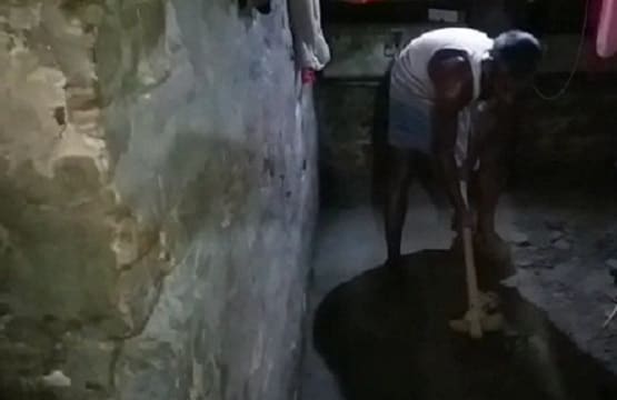 कमरे से आ रही थी दुर्गंध, जब खोदा गया तो पुलिस भी रह गई हैरान