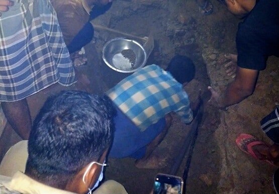 कमरे से आ रही थी दुर्गंध, जब खोदा गया तो पुलिस भी रह गई हैरान