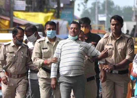 नोटबंदी में विकास दुबे ने खेला 'ब्लैक एंड व्हाइट' का खेल! कई खुलासे