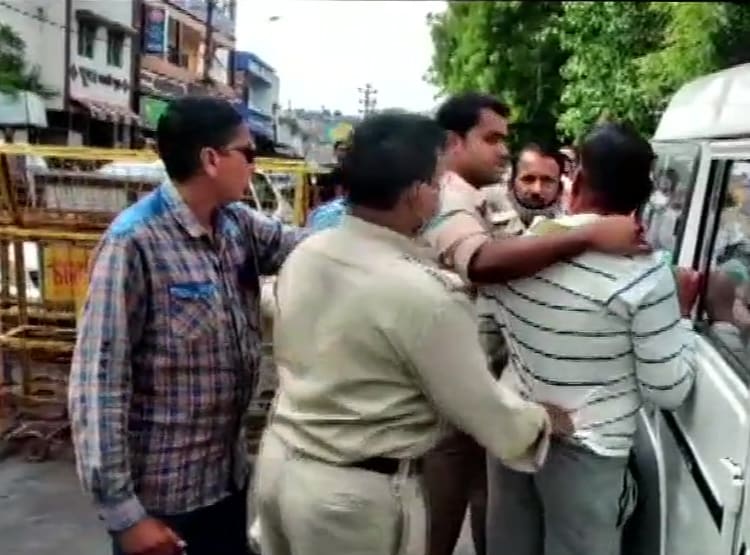 उज्जैन महाकाल मंदिर में विकास दुबे की एंट्री से गिरफ्तारी तक, देखें तस्वीरें