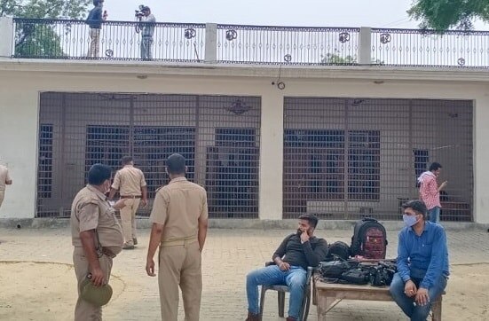 कार का कचूमर, ट्रैक्टर के टुकड़े ,देखें- कैसे ढहाया विकास दुबे का मकान