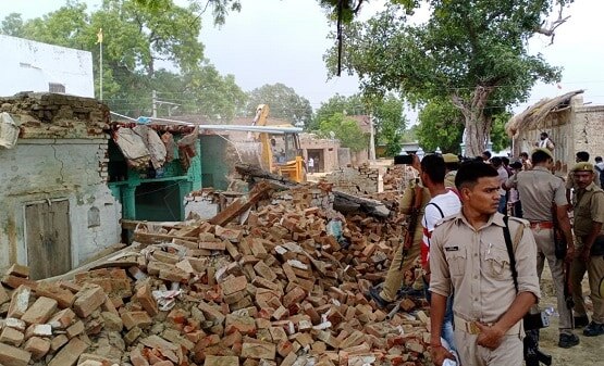 कार का कचूमर, ट्रैक्टर के टुकड़े ,देखें- कैसे ढहाया विकास दुबे का मकान