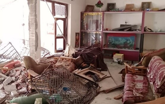 कार का कचूमर, ट्रैक्टर के टुकड़े ,देखें- कैसे ढहाया विकास दुबे का मकान