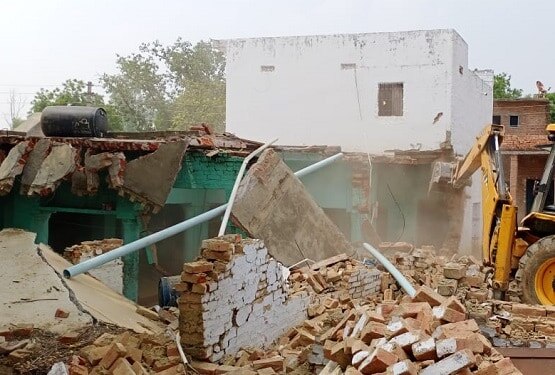 कार का कचूमर, ट्रैक्टर के टुकड़े ,देखें- कैसे ढहाया विकास दुबे का मकान