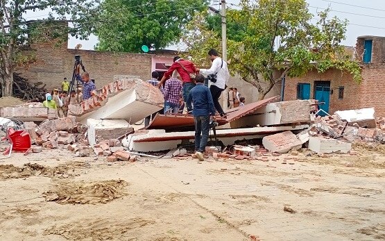 कार का कचूमर, ट्रैक्टर के टुकड़े ,देखें- कैसे ढहाया विकास दुबे का मकान