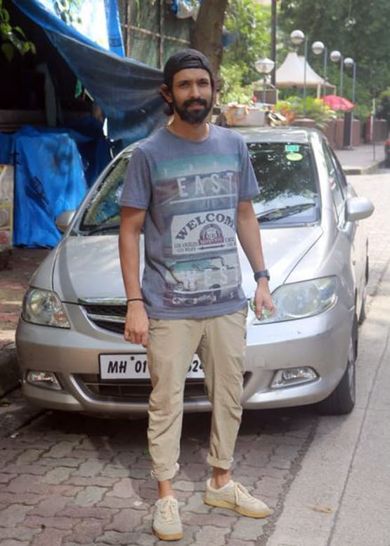 कोरोना के बीच मुंबई में स्पॉट हुए मल्लिका शेरावत-विक्रांत मैसी, Photos