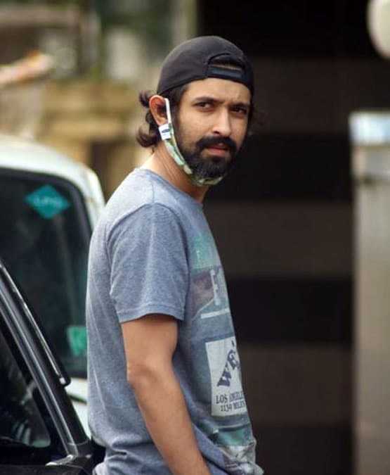 कोरोना के बीच मुंबई में स्पॉट हुए मल्लिका शेरावत-विक्रांत मैसी, Photos