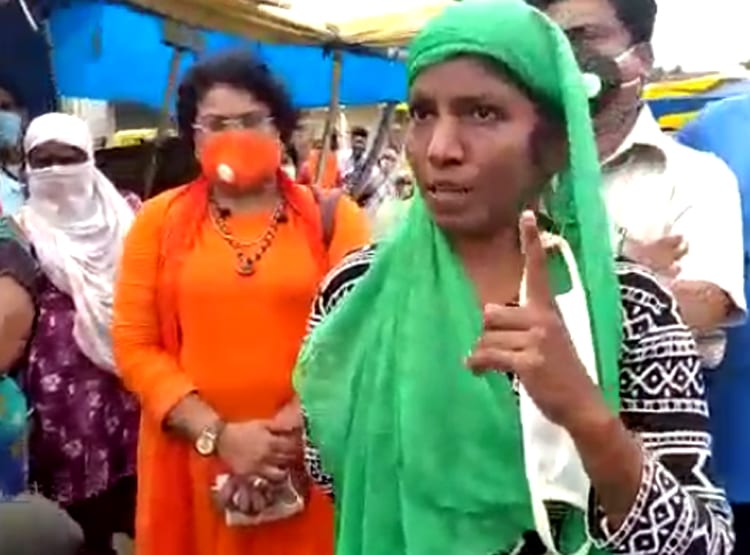 ठेला हटाने पहुंचे अफसर तो फर्राटेदार इंग्लिश बोलने लगी सब्जी वाली