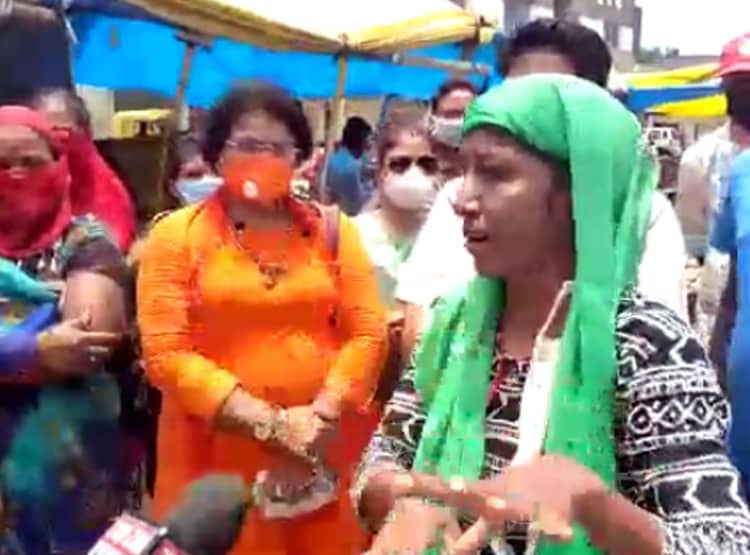 ठेला हटाने पहुंचे अफसर तो फर्राटेदार इंग्लिश बोलने लगी सब्जी वाली