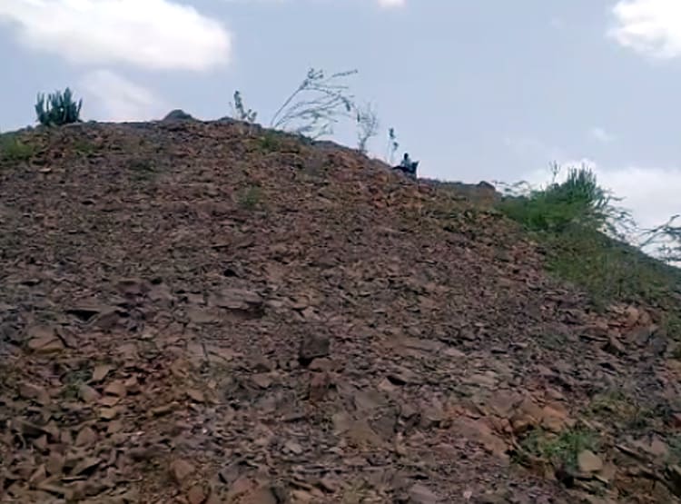 नहीं आते नेटवर्क, रोज पहाड़ पर पढ़ाई करता है छात्र, अब सहवाग देंगे मदद