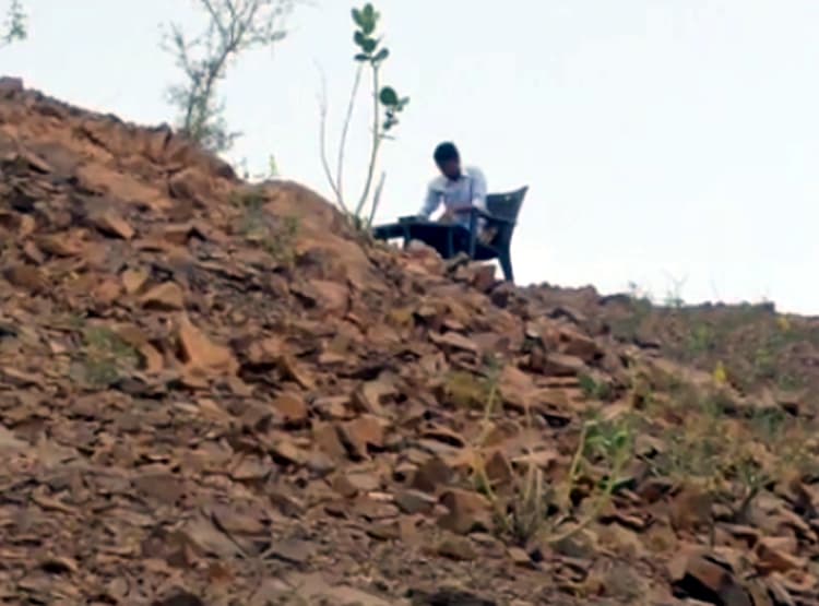 नहीं आते नेटवर्क, रोज पहाड़ पर पढ़ाई करता है छात्र, अब सहवाग देंगे मदद
