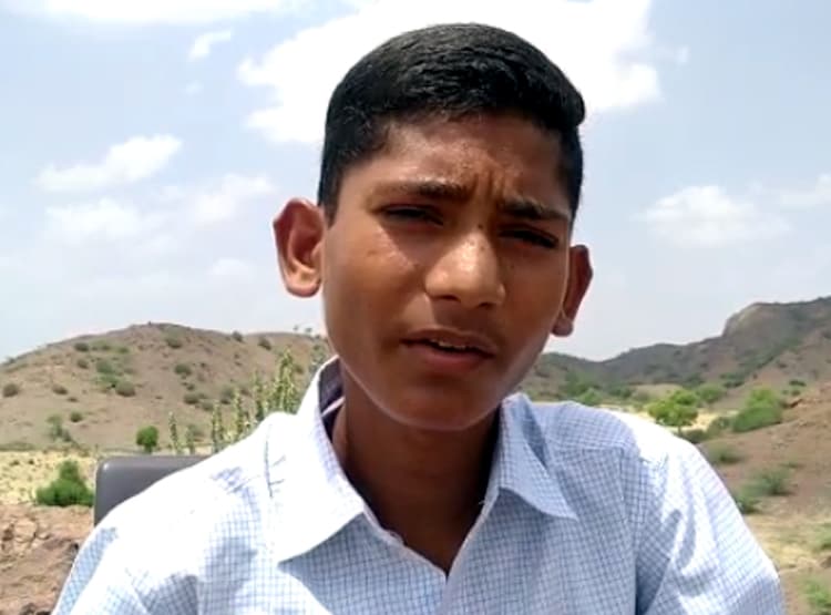 नहीं आते नेटवर्क, रोज पहाड़ पर पढ़ाई करता है छात्र, अब सहवाग देंगे मदद