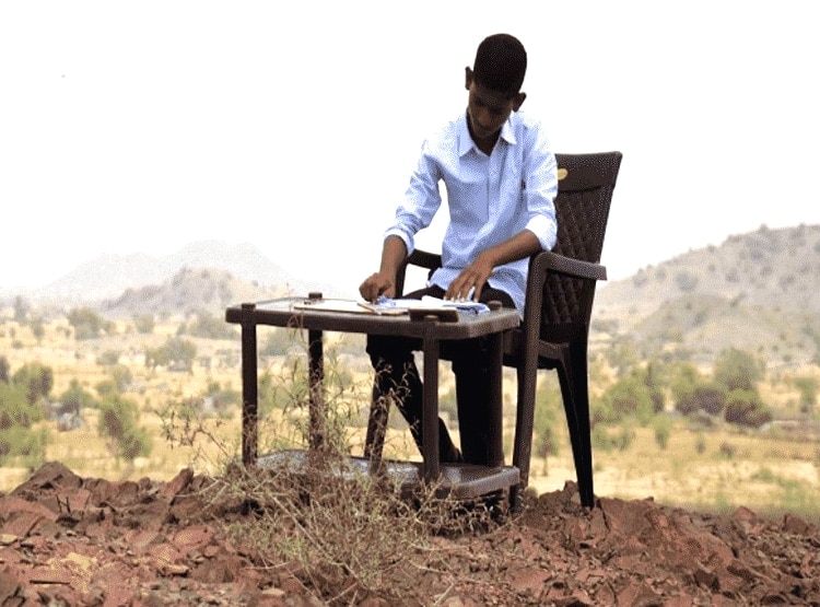 नहीं आते नेटवर्क, रोज पहाड़ पर पढ़ाई करता है छात्र, अब सहवाग देंगे मदद