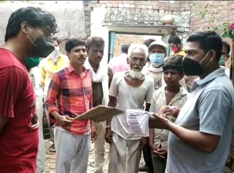 यूपी: बंदरों के झुंड ने गिराई दीवार, दबकर 5 लोगों की दर्दनाक मौत