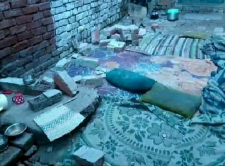 यूपी: बंदरों के झुंड ने गिराई दीवार, दबकर 5 लोगों की दर्दनाक मौत