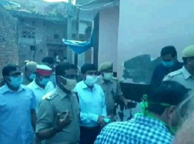 यूपी: बंदरों के झुंड ने गिराई दीवार, दबकर 5 लोगों की दर्दनाक मौत