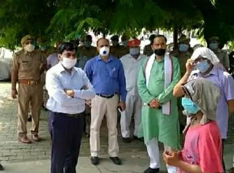 यूपी: बंदरों के झुंड ने गिराई दीवार, दबकर 5 लोगों की दर्दनाक मौत