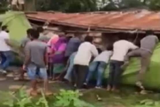 शराब से भरा ट्रक पलटा, ऐसी लूट मची कि पेटियां लेकर भागने लगे लोग