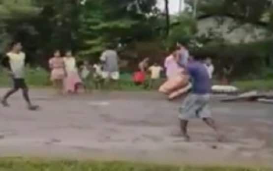 शराब से भरा ट्रक पलटा, ऐसी लूट मची कि पेटियां लेकर भागने लगे लोग