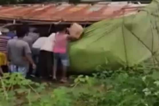 शराब से भरा ट्रक पलटा, ऐसी लूट मची कि पेटियां लेकर भागने लगे लोग