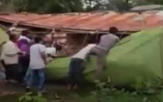 शराब से भरा ट्रक पलटा, ऐसी लूट मची कि पेटियां लेकर भागने लगे लोग
