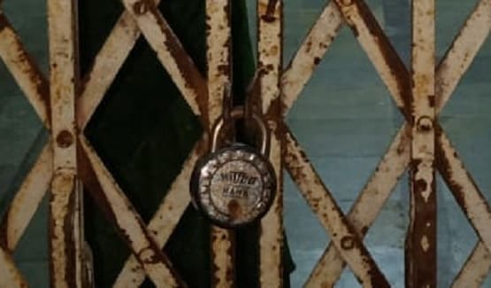 कोरोना मरीज कुत्ते के साथ वार्ड में बंद, ताला लगाकर स्टाफ गायब