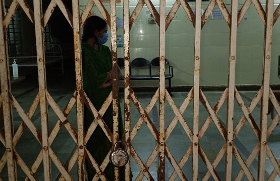 कोरोना मरीज कुत्ते के साथ वार्ड में बंद, ताला लगाकर स्टाफ गायब
