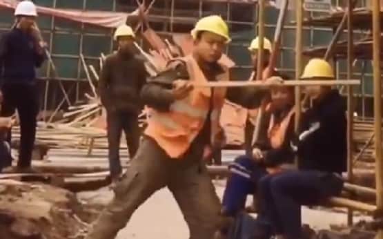 मजदूर ने किया ऐसा डांस, लोगों को आई माइकल जैक्सन की याद