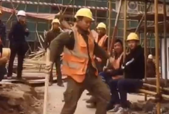 मजदूर ने किया ऐसा डांस, लोगों को आई माइकल जैक्सन की याद
