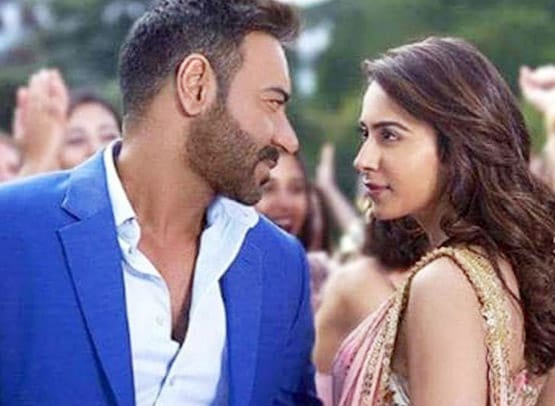 तब्बू-ईशान से पहले उम्र का फासला भूल, पर्दे पर इन सितारों ने किया रोमांस