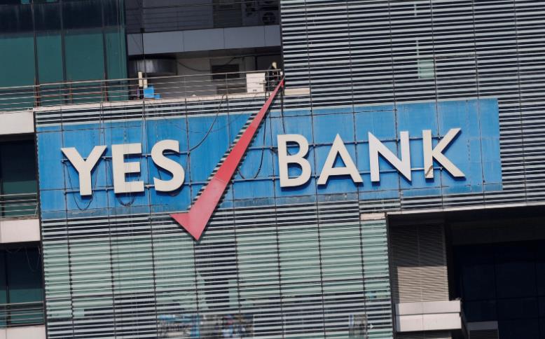 FPO का भाव तय होते ही टूटने लगे येस बैंक के शेयर, 24% तक गिरे