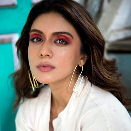 कनिका कपूर से अमिताभ तक, कोरोना की चपेट में आए ये सितारे