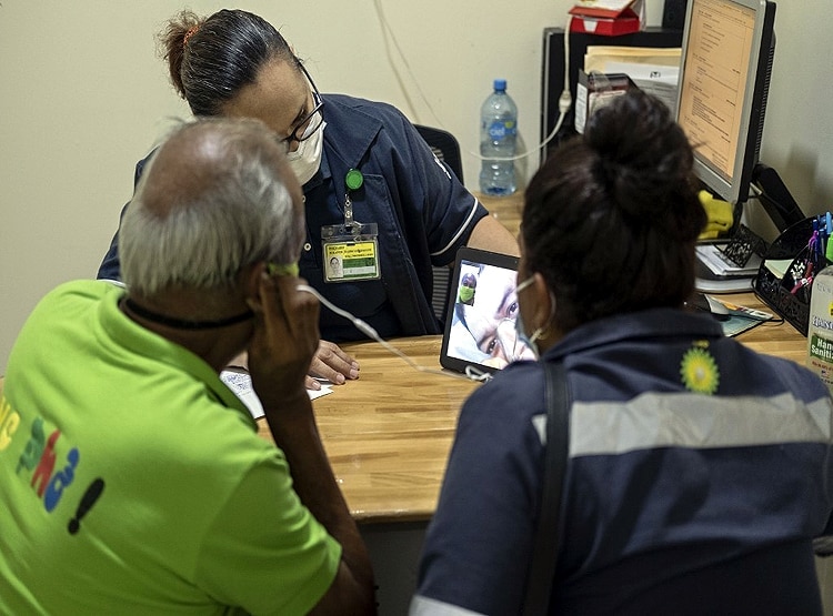 जूम मीटिंग के दौरान कैमरा रह गया ऑन, संबंध बनाते दिखा कपल