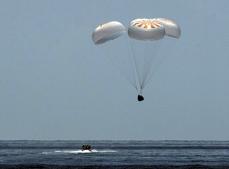 45 साल बाद NASA के एस्ट्रोनॉट्स की SpaceX ड्रैगन से पानी में लैंडिंग