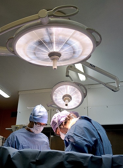 सालों से हाथ पर निजी अंग उगा रहा था शख्स, कोरोना ने रोकी सर्जरी पर मिली सफलता