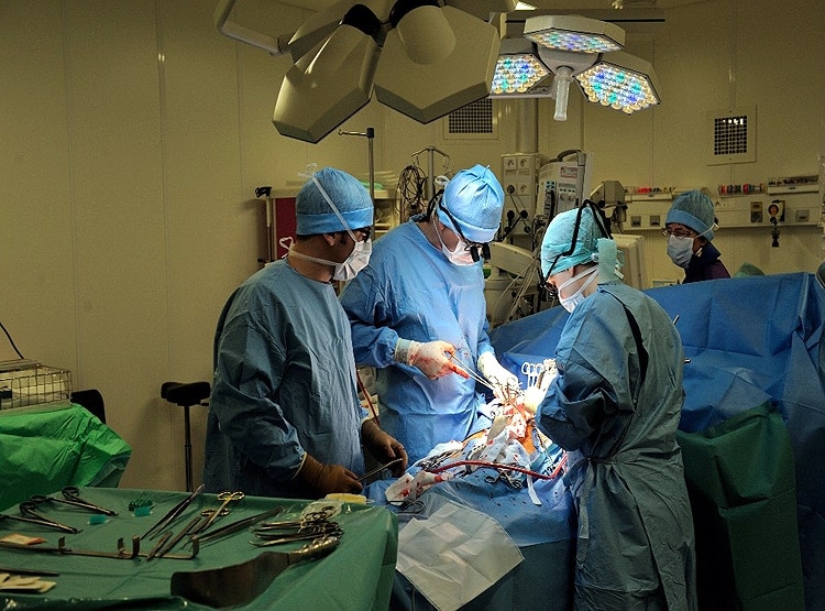 सालों से हाथ पर निजी अंग उगा रहा था शख्स, कोरोना ने रोकी सर्जरी पर मिली सफलता