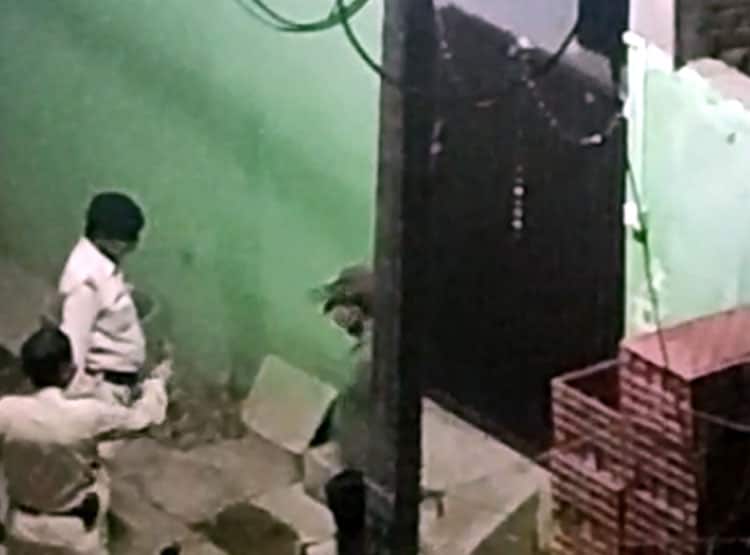 रात 2 बजे चोरों की तरह घर में दाखिल हुई पुलिस, पकड़ना था कोविड मरीज