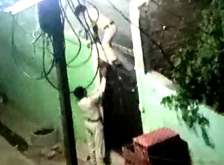 रात 2 बजे चोरों की तरह घर में दाखिल हुई पुलिस, पकड़ना था कोविड मरीज