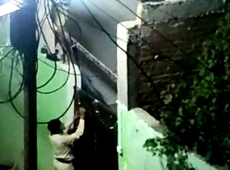 रात 2 बजे चोरों की तरह घर में दाखिल हुई पुलिस, पकड़ना था कोविड मरीज