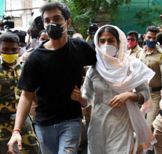 ED ऑफिस पहुंचते ही भीड़ ने सुशांत की बहन को घेरा, बचाव में आई महिला पुलिस