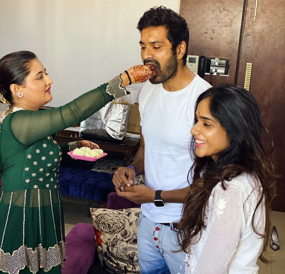 रश्मि ने एक्टर मृणाल जैन को बांधी राखी, लिया मुंहबोले भाई का आशीर्वाद