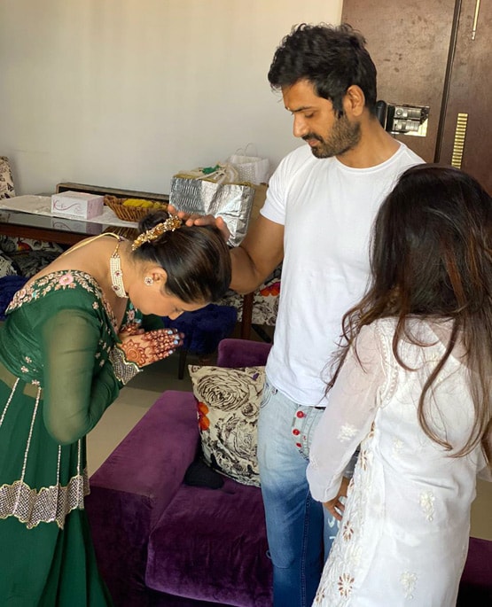 रश्मि ने एक्टर मृणाल जैन को बांधी राखी, लिया मुंहबोले भाई का आशीर्वाद