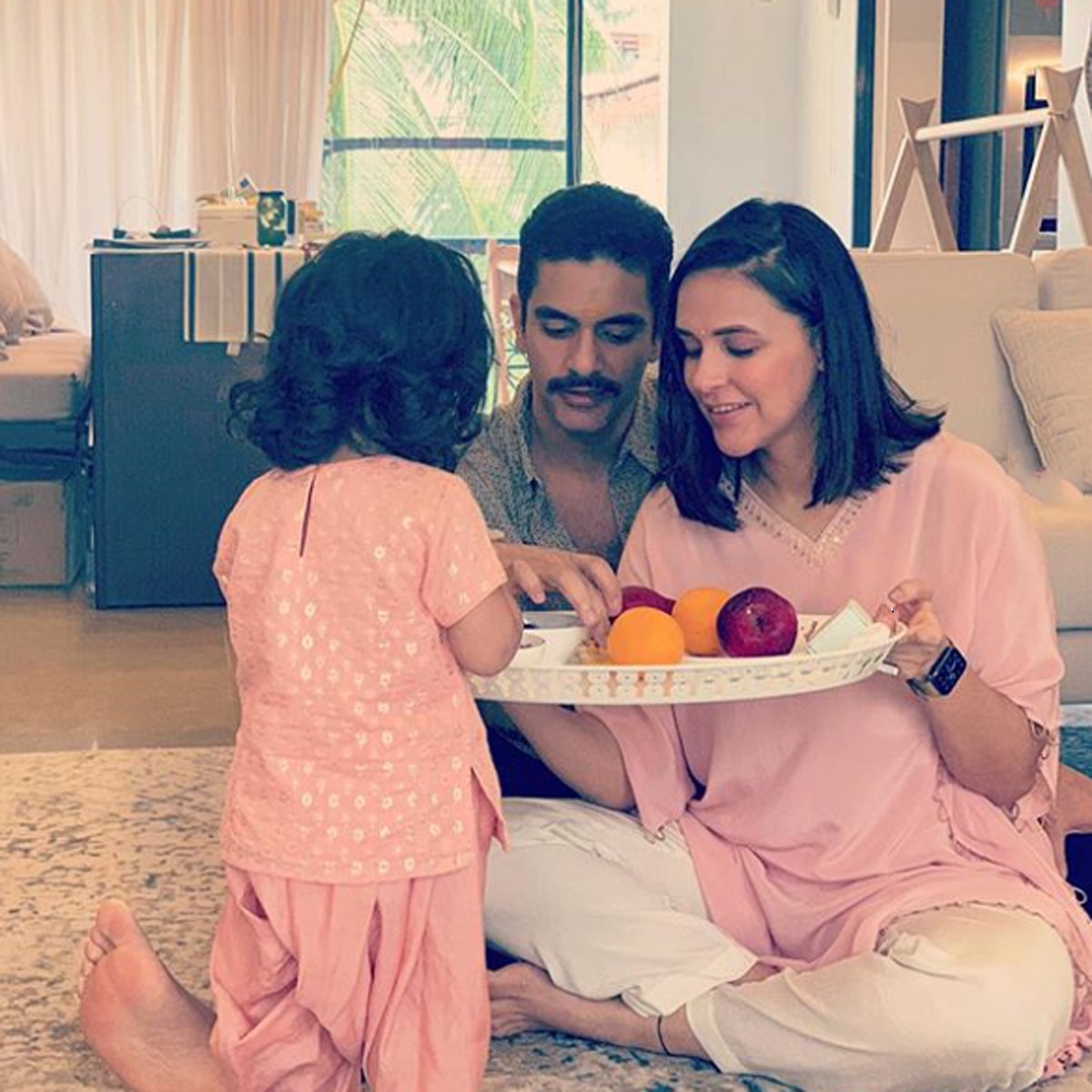 पति और बेटी संग नेहा