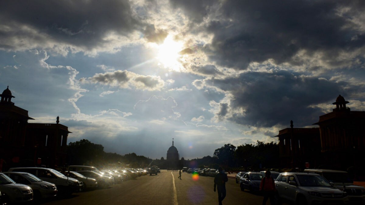 दिल्ली में बादलों का अद्भुत नजारा (पीटीआई)