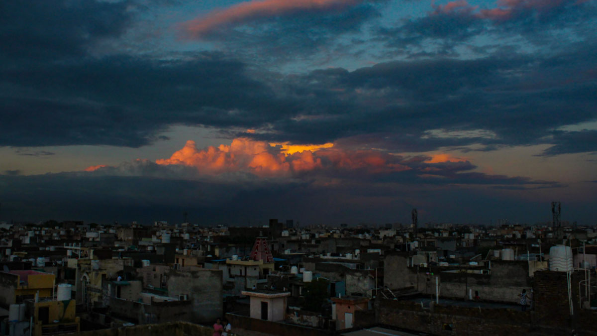 दिल्ली में बादलों का अद्भुत नजारा (पीटीआई)