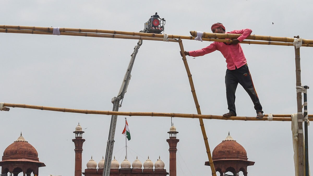 लाल किले पर चल रही तैयारी