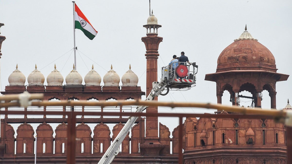 लाल किले पर चल रही तैयारी