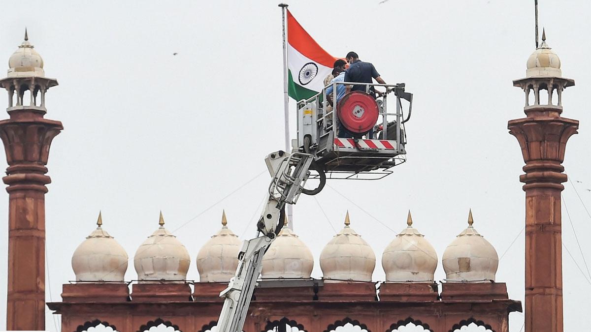 लाल किले पर चल रही तैयारी